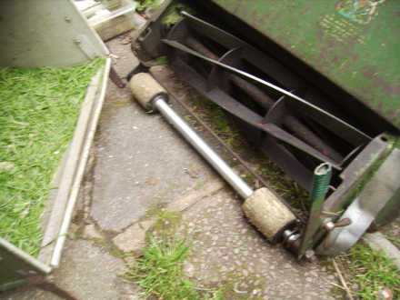 Our 'new'  70's vintage Atco lawnmower 09.07