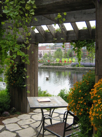 Barnboard pergola-Flora, Montreal 2007